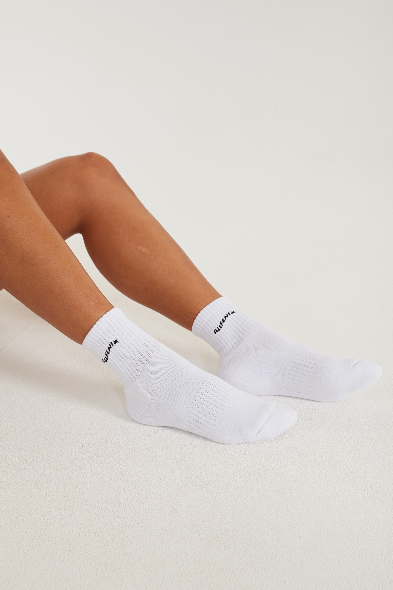 Waves Socks | White