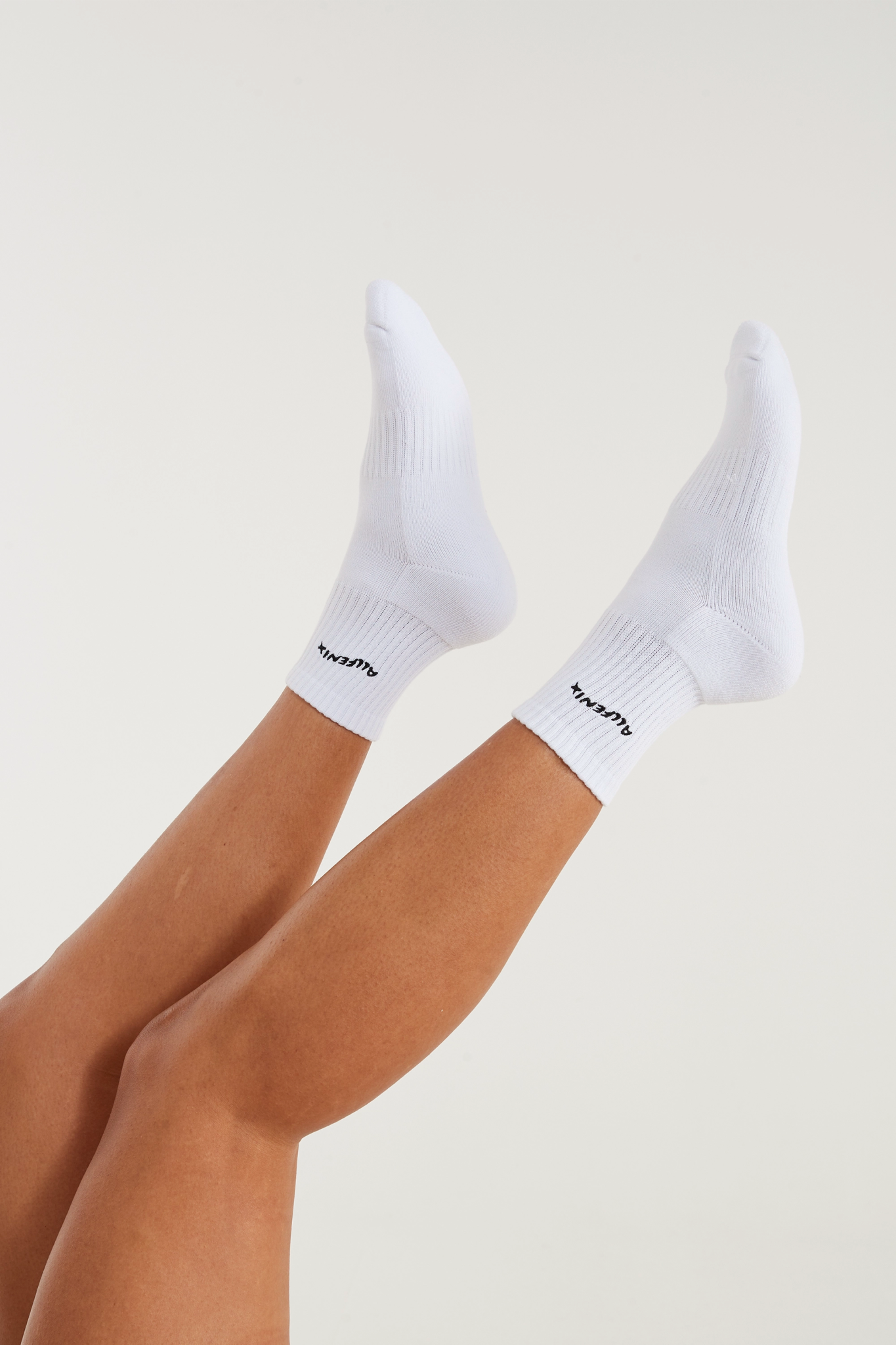 Waves Socks | White